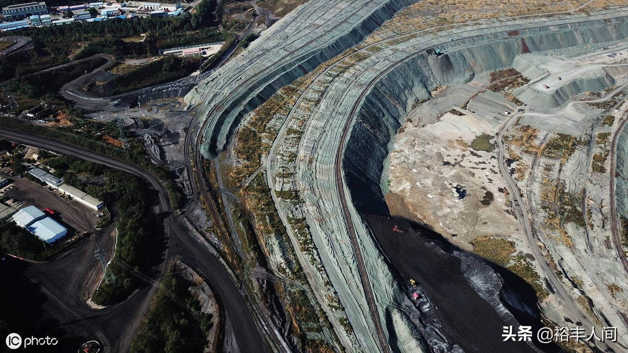 資源枯竭的&ldquo;亞洲最大礦坑&rdquo;,曾是&ldquo;搖錢(qián)樹(shù)&rdquo;,如今變成深溝險(xiǎn)壑