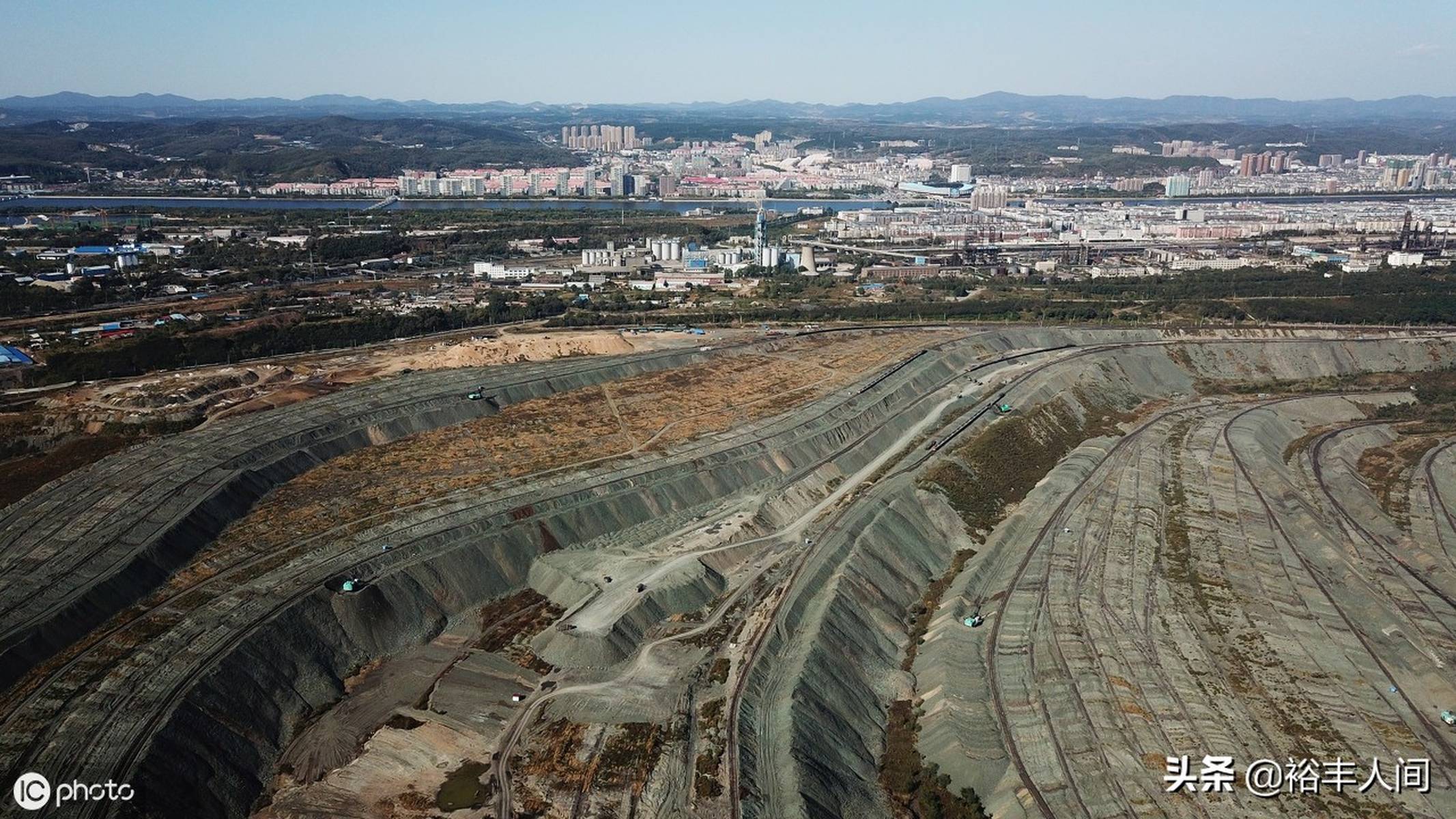 資源枯竭的&ldquo;亞洲最大礦坑&rdquo;,曾是&ldquo;搖錢(qián)樹(shù)&rdquo;,如今變成深溝險(xiǎn)壑